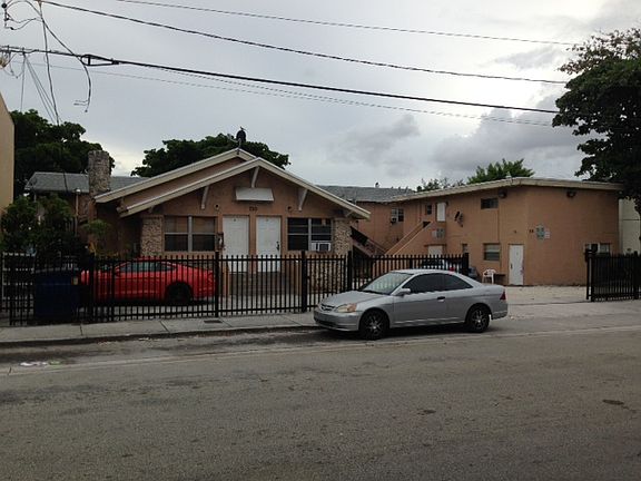 3rd image of 718 Sw 11 Ave