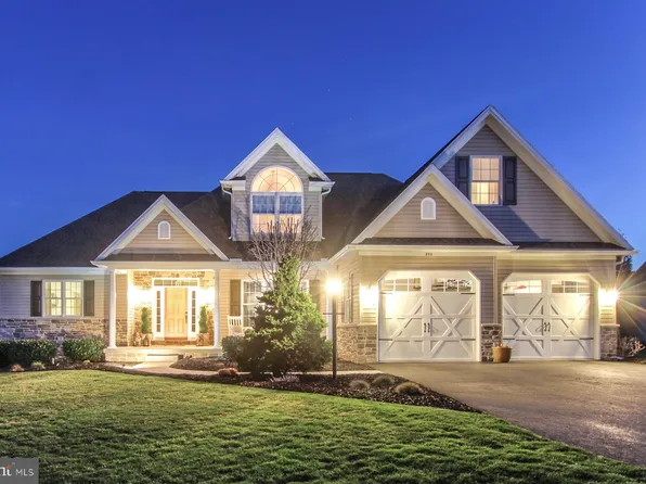 211 Evergreen Dr, Boiling Springs, PA 17007