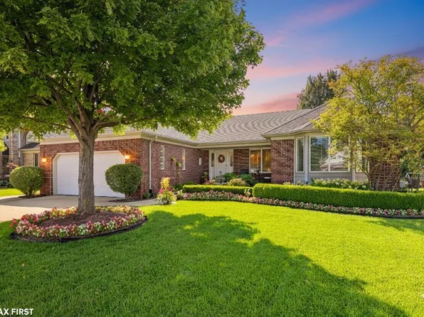 22462 Brantingham Rd, Macomb, MI 48044