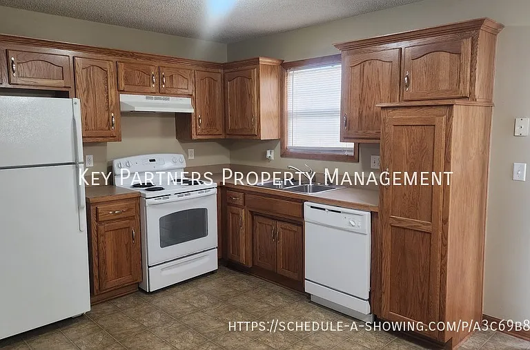 1640 SW Highland Dr — Photo 3