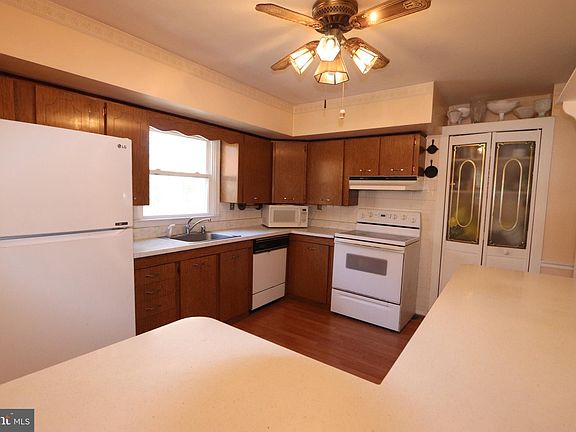 4th image of 9298 Rollingwood Dr