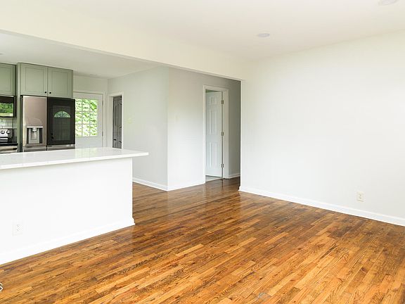 4th image of 218 Jerry Ln