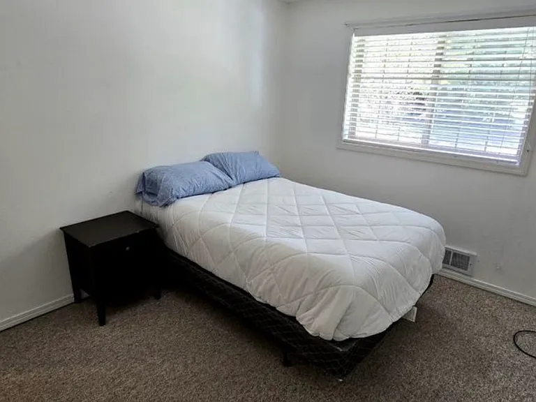 530 NW Carolyn Ln — Photo 19
