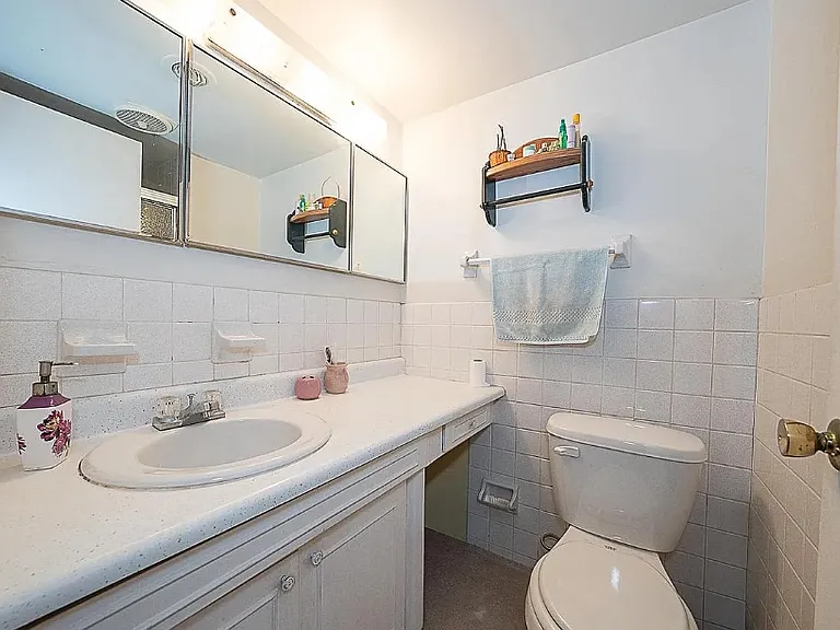 52301 Delaire Landing Rd #301 — Photo 2