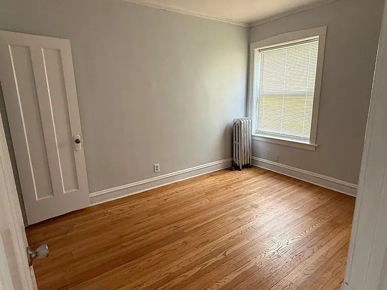 SPACIOUS 2 BEDROOM APARTMENTS AVAILABLE — Photo 9