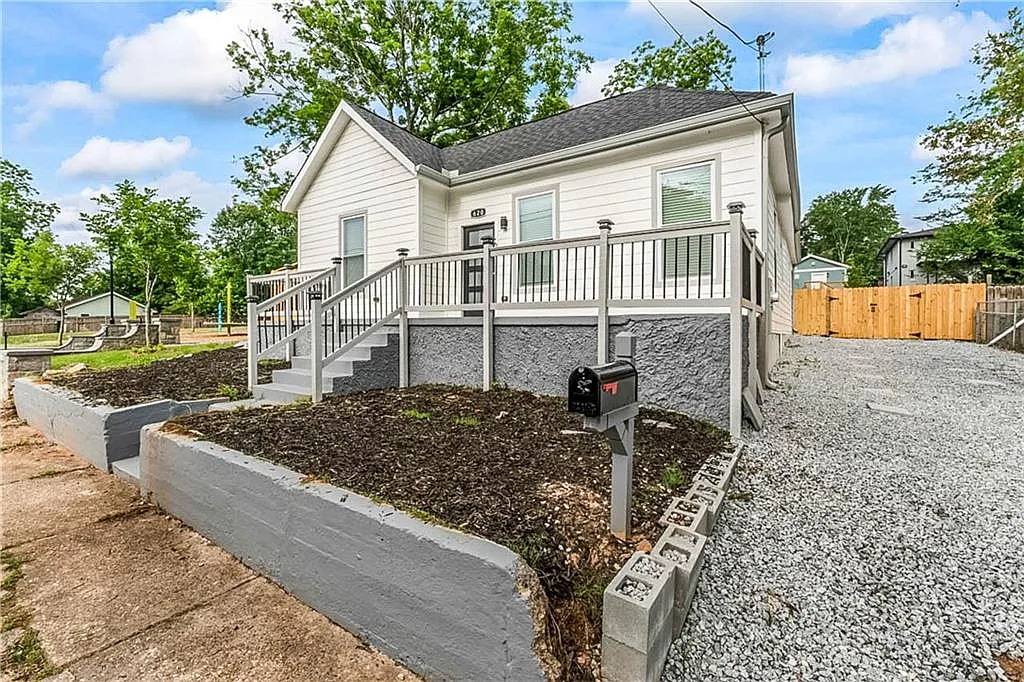 4 bed, 3.0 bath, 2200 sqft, $4,500 — Photo 4