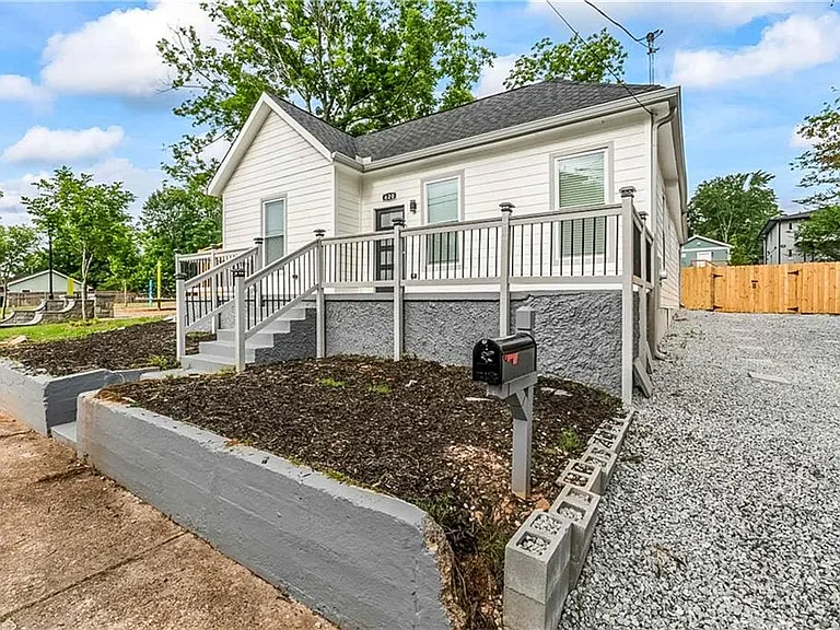 620 Echo St NW — Photo 4