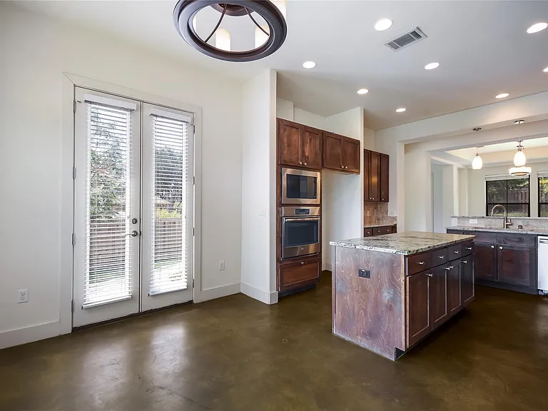18400 Lakepoint Cv — Photo 12