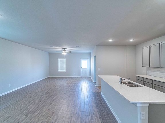 3rd image of 211 Yosemite Dr