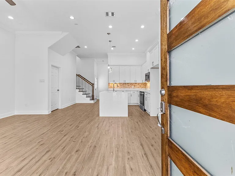 7805 Farnsworth St #B — Photo 3
