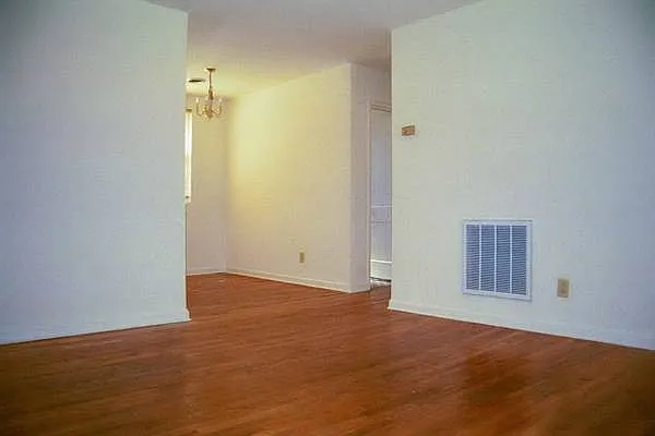 Lindley Park Manor — Photo 7