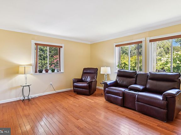 4th image of 1031 Saint Margarets Dr