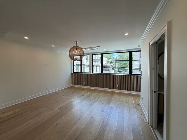 Stunning One Family With Private Yard & Roof Top Terrace — Photo 4
