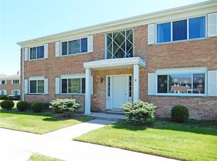 801 W Long Lake Rd APT D-1, Bloomfield Hills, MI 48302