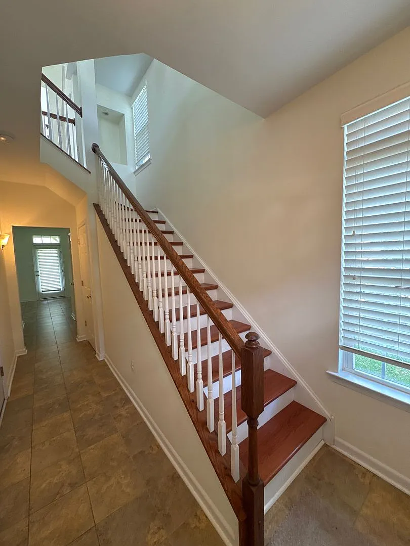 Stylish End-Unit Townhome on Oakridge Lane Hellertown, PA — Photo 3