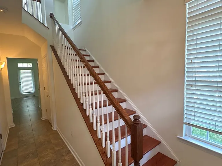 1600 Oakridge Ln — Photo 3