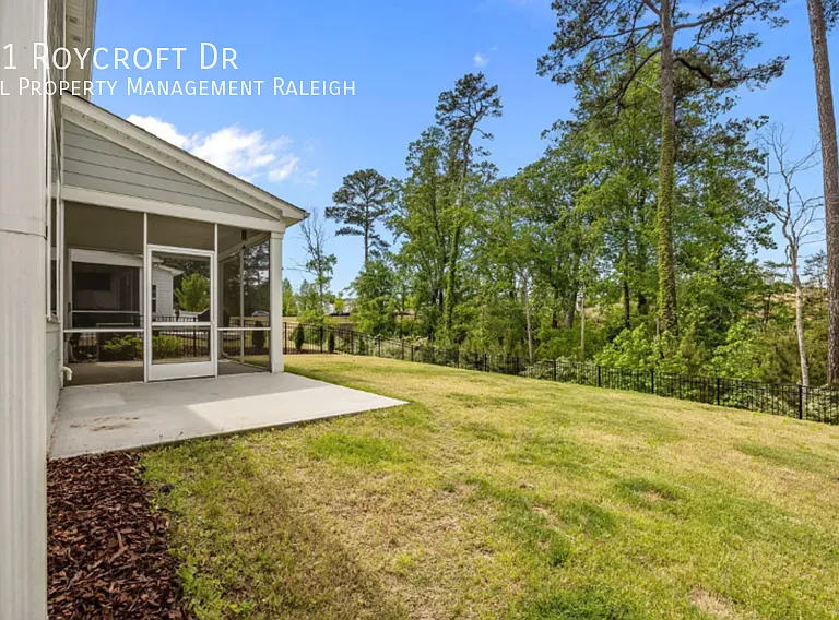 521 Roycroft Dr — Photo 15
