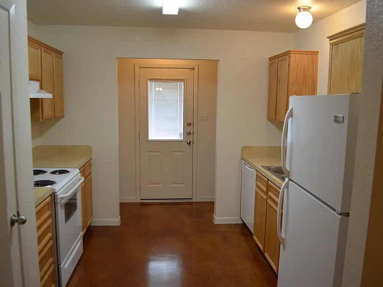 318 Elbert Ln — Photo 4