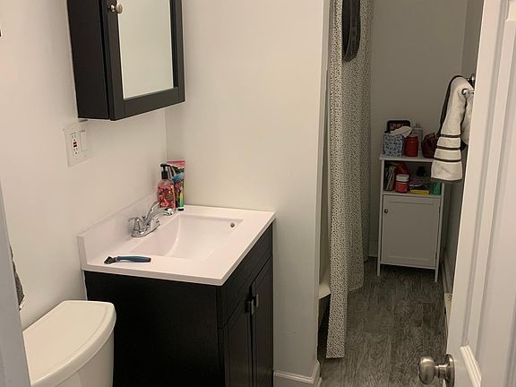 2nd image of 839.5 W Cornelia Ave #2S