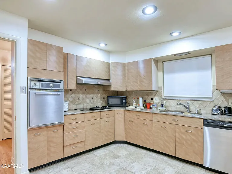 200 Suburban Rd — Photo 23