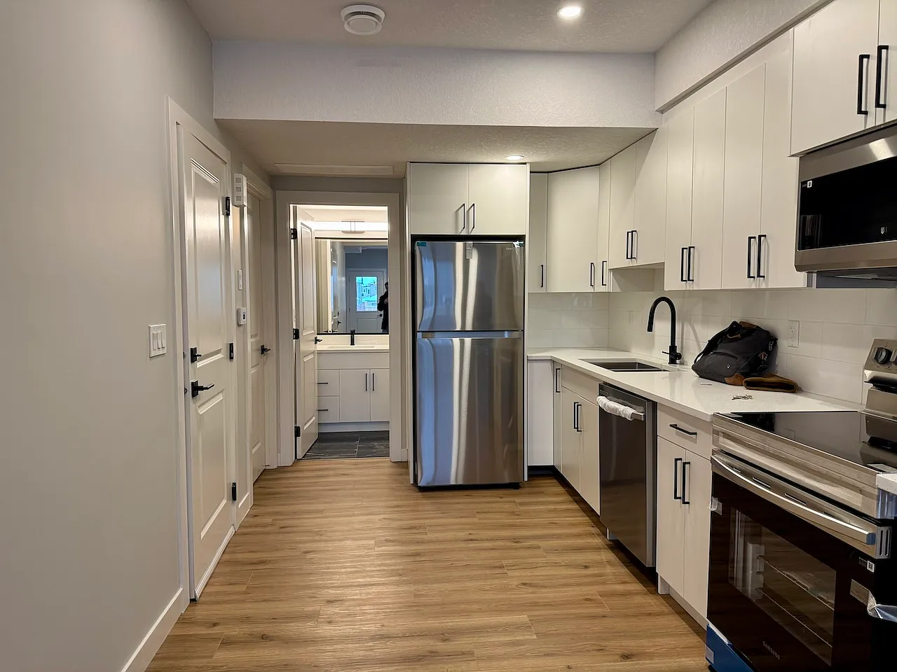 1 Bed 1 Bath Basement Suite Westpark Fort Saskatchewan Walk Out — Photo 3