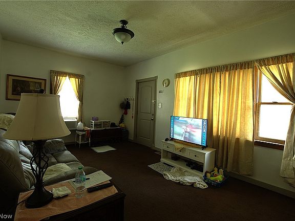 4th image of 303 Van St