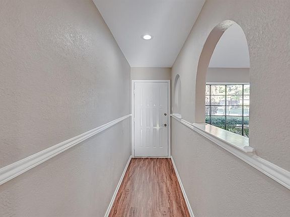 2nd image of 925 Cottonwood Trl