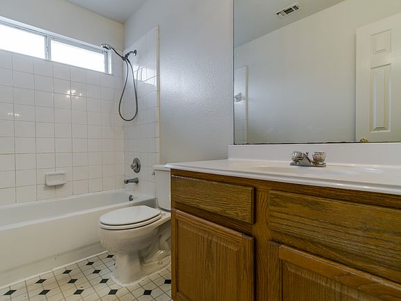 5th image of 2309 Granbury Dr