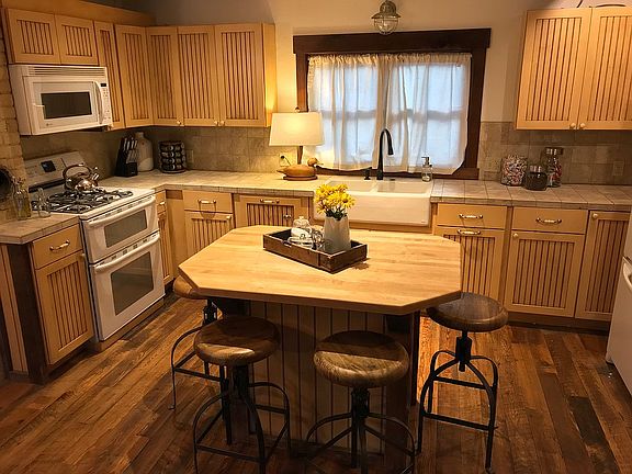5th image of 209 Whiterock Ave