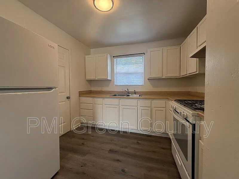 4 bed, 1.5 bath, 936 sqft, $1,095 — Photo 4