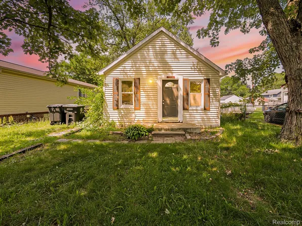 19925 Deering St, Livonia, MI 48152