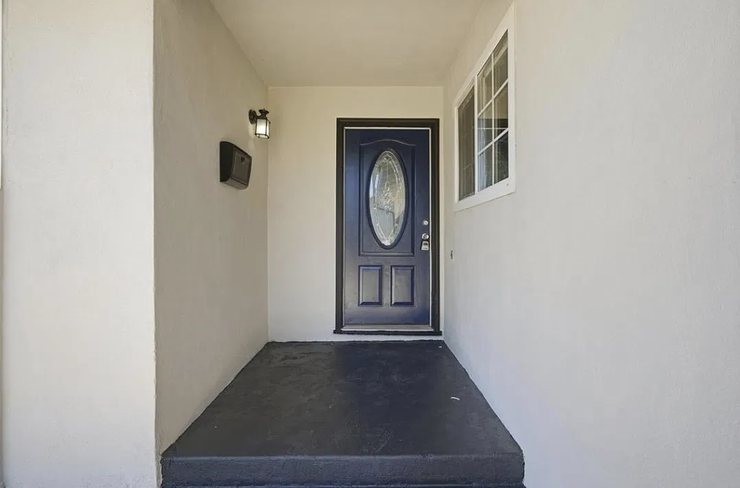 3 bed, 1310 sqft, $2,100 — Photo 2