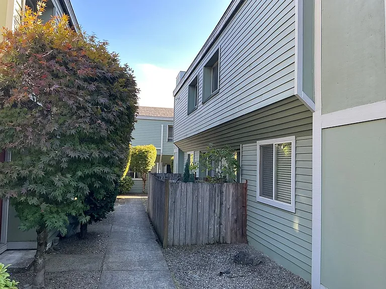 2535 SE 119th Ave #6 — Photo 3