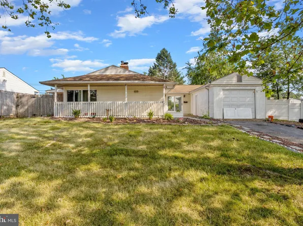 47 Farmbrook Dr, Levittown, PA 19055