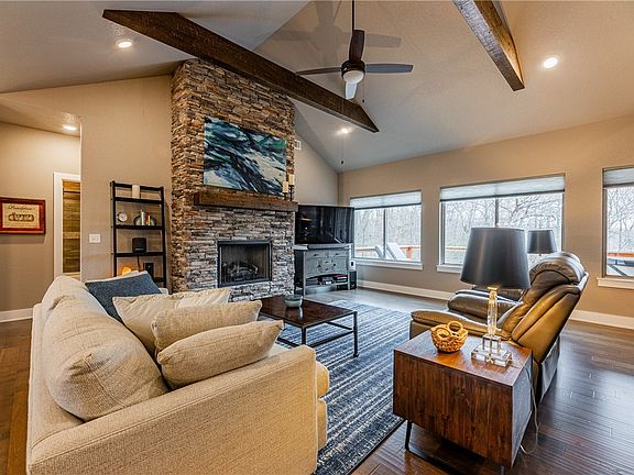 3rd image of 27 Pickering Dr