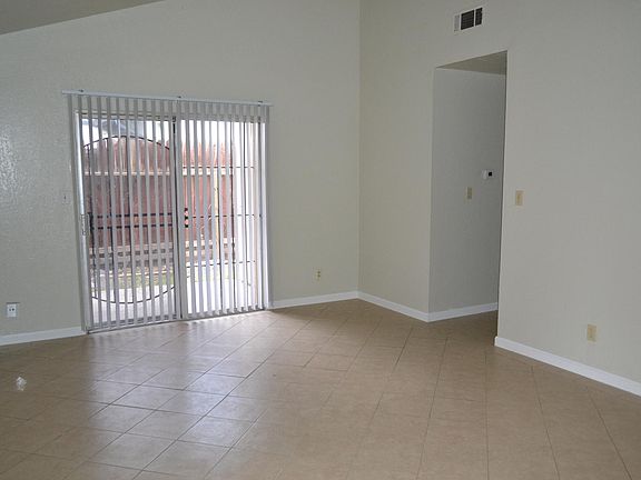 3rd image of 2736 Plantation Pl