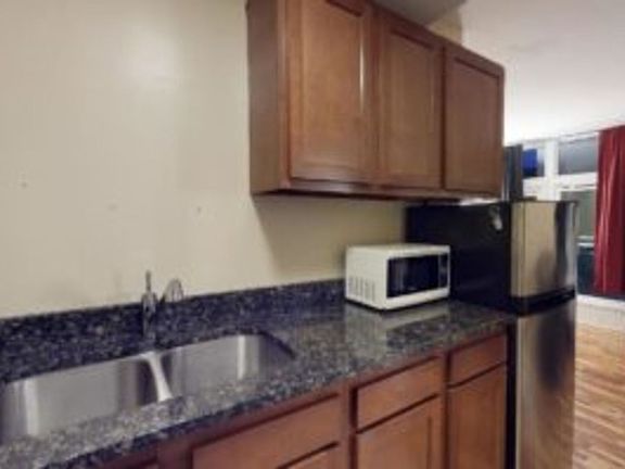 3rd image of 136 Washington St #1B-1Ba