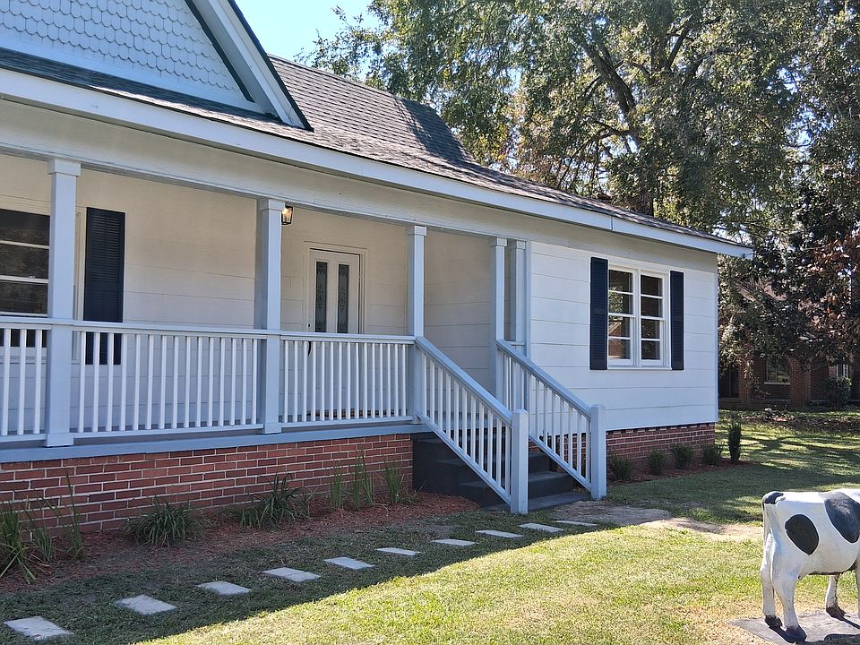 Covered front porch with swing.