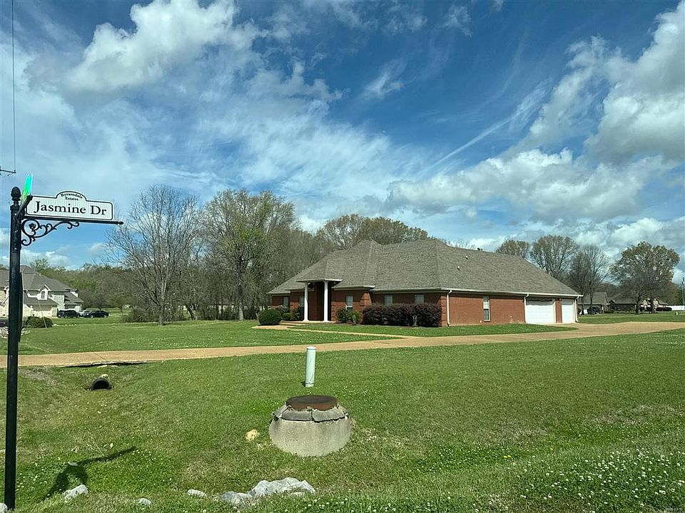 2nd image of 200 Jasmine Dr