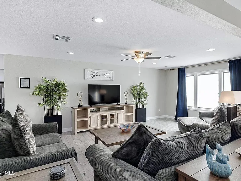 1834 E Alameda Dr — Photo 3
