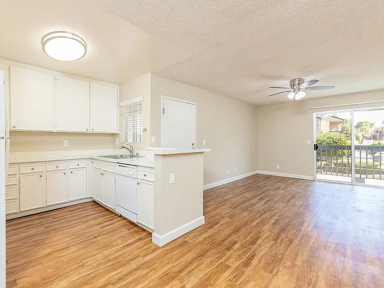 Willow Creek Apartments — Photo 2