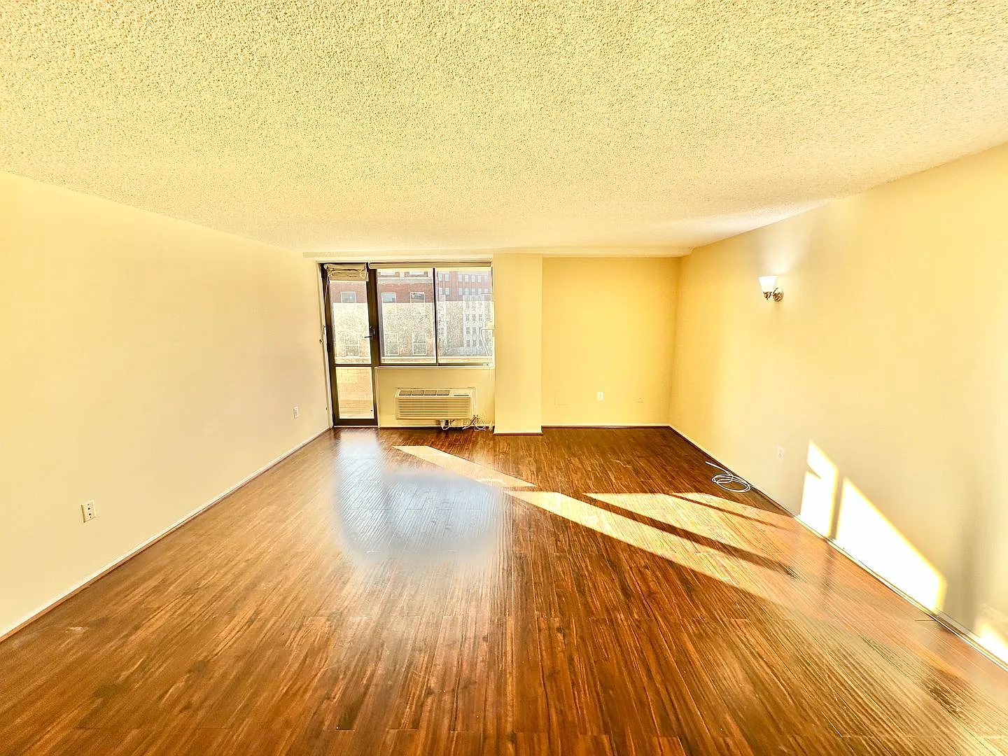 Dupont's Pulchritudinous Palladium 1 bedroom Condo w/ Balcony & Pool. All utilities included. — Photo 4