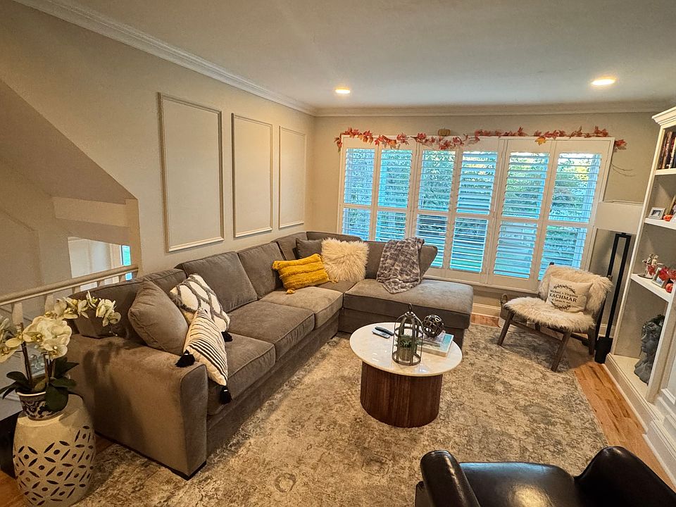 Furnished living room w electric fireplace