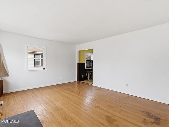 3rd image of 20 E Thompson Avenue