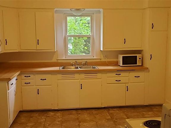 4th image of 1016 E Pearl St