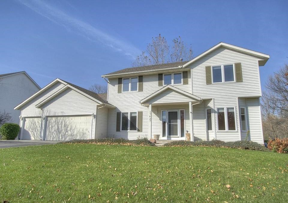 WOW! This one is a gem with its fabulous Lakeville location backed to nature. Fresh paint, new carpeting and appliances make this one a standout.