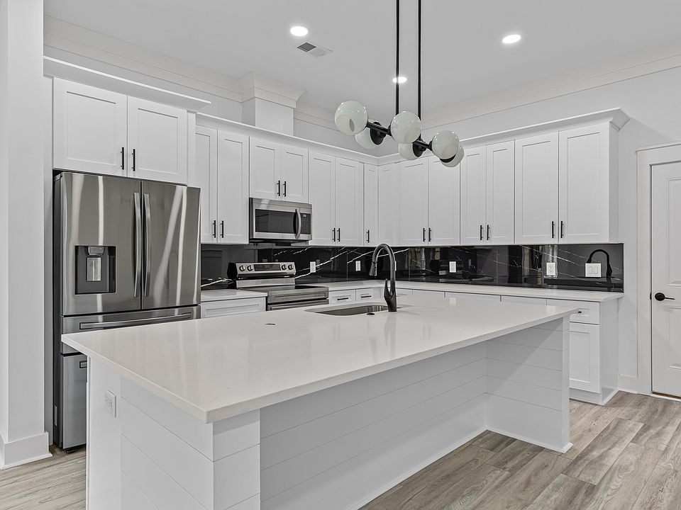 2nd image of 2028 Echo Ave