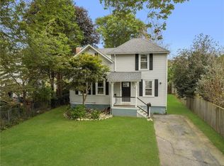 33 Clinton Ave, Jamestown, RI 02835