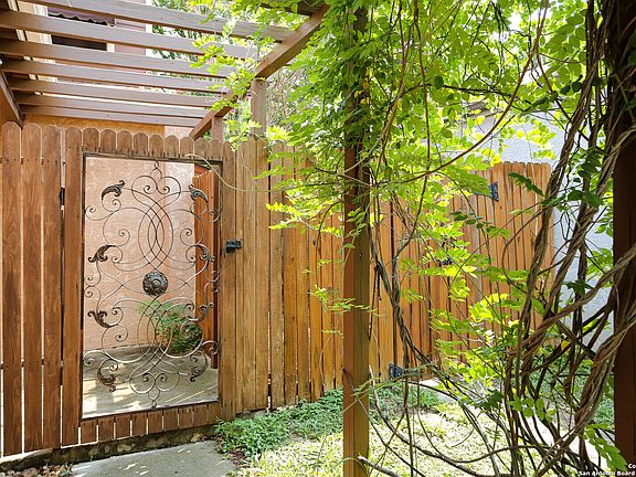 4th image of 13111 BROOK GARDEN LN