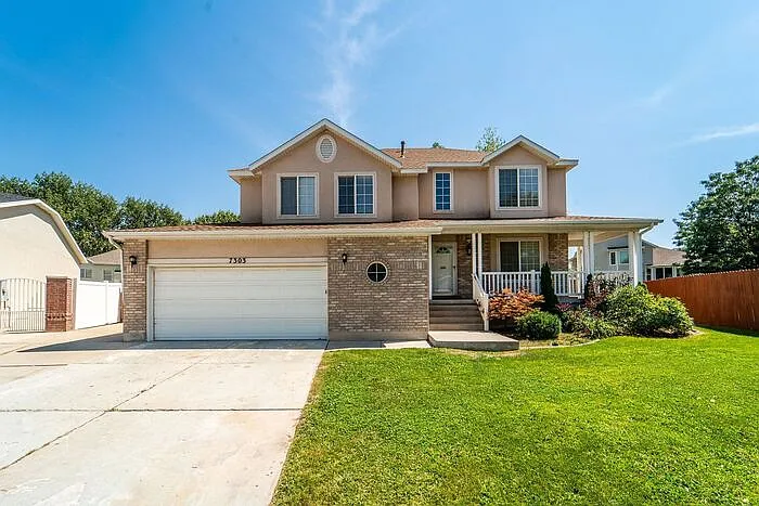 4 bed, 2.5 bath, 2736 sqft, $2,500 — Photo 2